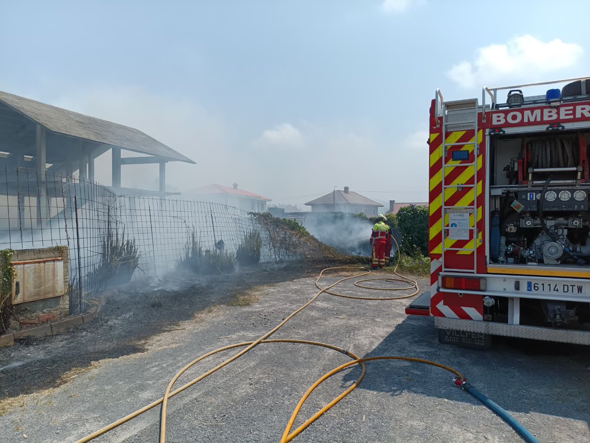 112Cantabria's tweet photo. Acudimos a sofocar incendio de vegetación en obra de chalés no acabada en #Bareyo de la que emanaba una gran humareda y hacía peligrar viviendas colindantes
Colabora @BombSantander con una carga de 7.500 litros de agua https://t.co/ieBrgpANSz