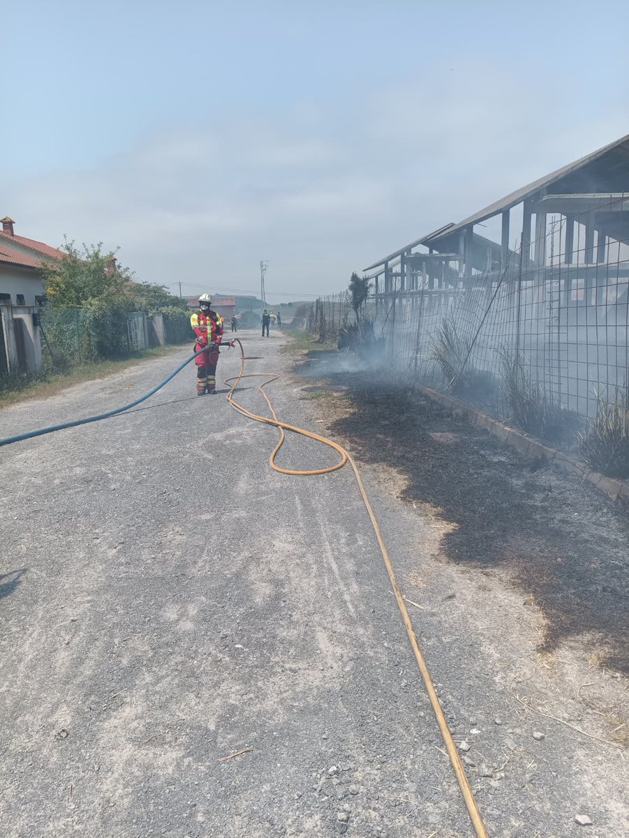 112Cantabria's tweet photo. Acudimos a sofocar incendio de vegetación en obra de chalés no acabada en #Bareyo de la que emanaba una gran humareda y hacía peligrar viviendas colindantes
Colabora @BombSantander con una carga de 7.500 litros de agua https://t.co/ieBrgpANSz