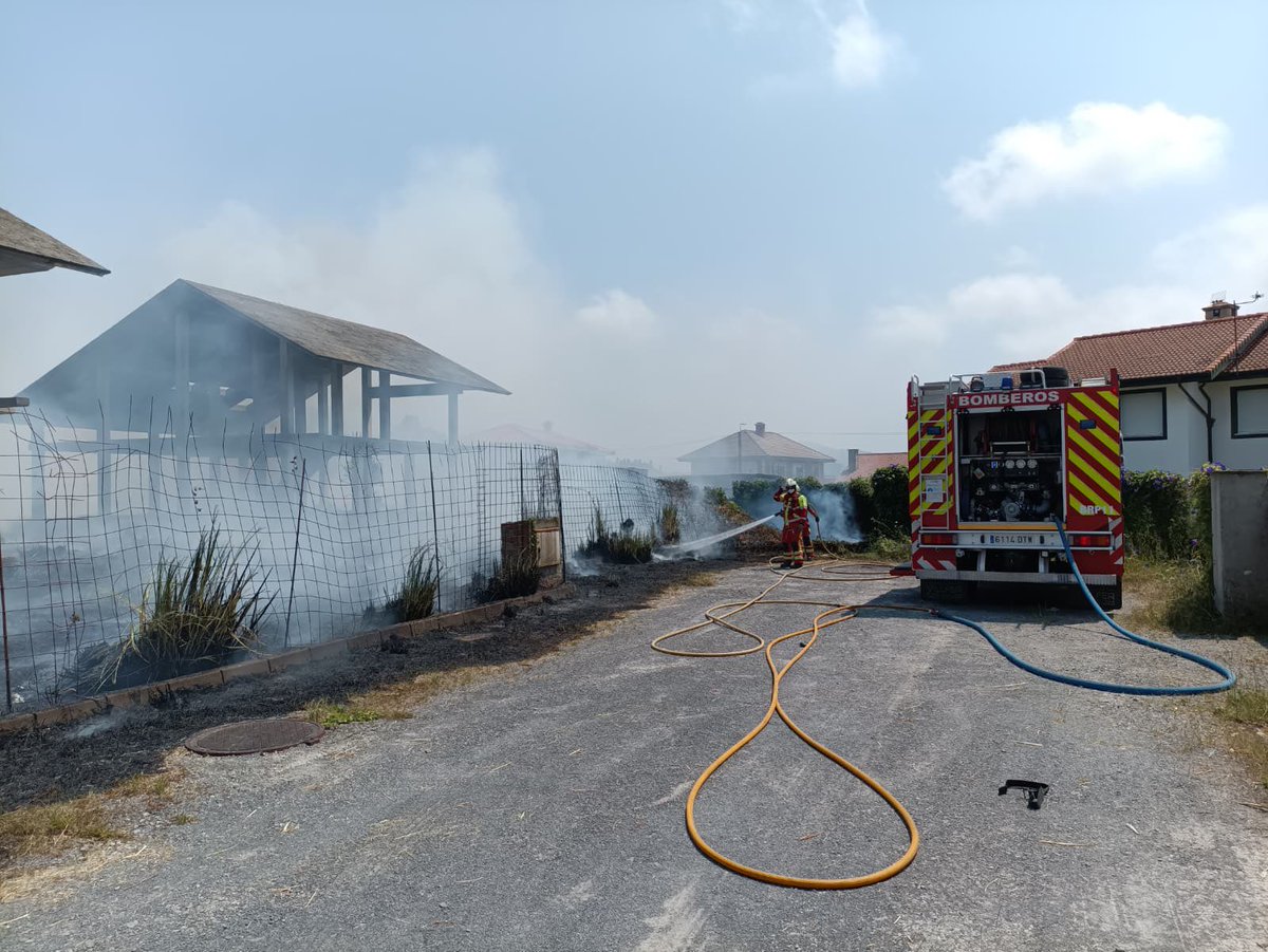 112Cantabria's tweet photo. Acudimos a sofocar incendio de vegetación en obra de chalés no acabada en #Bareyo de la que emanaba una gran humareda y hacía peligrar viviendas colindantes
Colabora @BombSantander con una carga de 7.500 litros de agua https://t.co/ieBrgpANSz