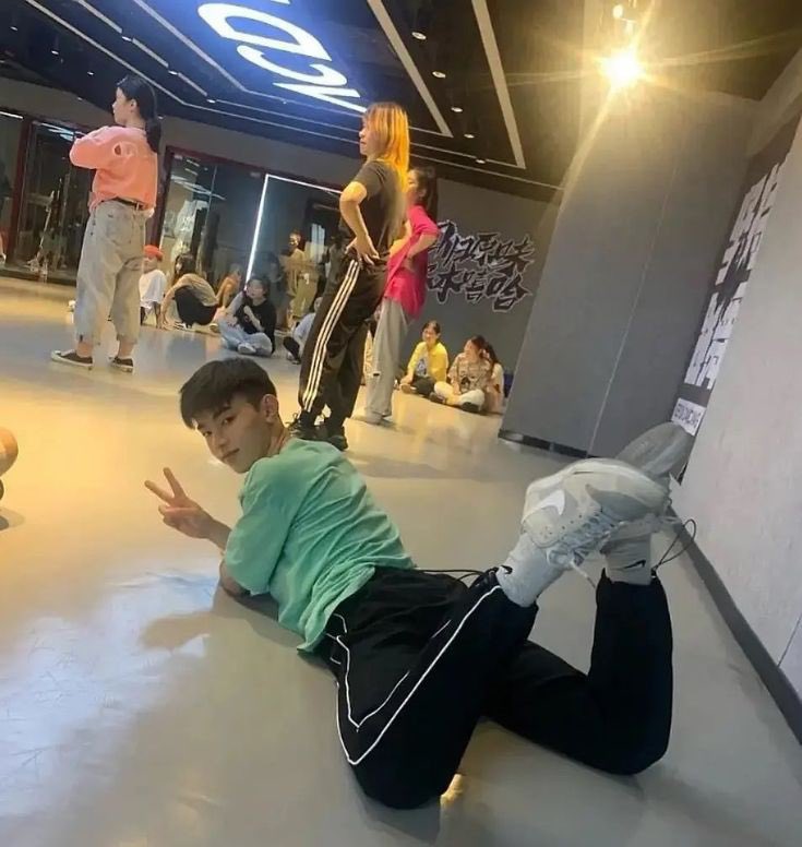 mysweetzhaow's tweet photo. @GL0SUGA do they also include these when talking abt his supposed straightness bc #imconfused https://t.co/U3v0DxRrYS