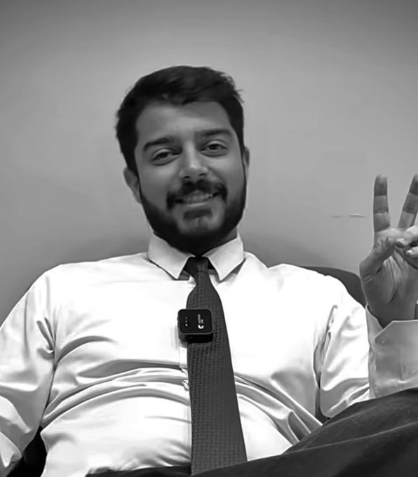 golnar_sharifii's tweet photo. بچه‌‌ی من نیازی به فاتحه نداره  ، فقط براش دست بزنید   #نیما_پارسا https://t.co/I3o9EjUN4Z