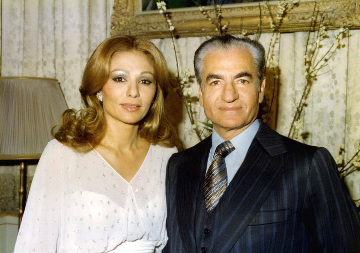 AzadehKhorasan's tweet photo. @ShahbanouFarah اهورامزدا یار ایرانیان بادا تا بزودی سرزمین خود را از اهریمنان پس بگیرند و پیکر پاک پادشاه شان را به میهن اش که از جان عزیزتر داشت، بازگردانند تا  در آن خاک به آرامش ابدی برسد
نور بر تاریکی پیروز است
#جاویدشاه
#پاینده_ایران https://t.co/jQBqOAHQER