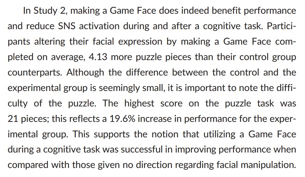calotonterias's tweet photo. Fruncir el ceño, entrecerrar los ojos y poner boca seria mejora el rendimiento cognitivo en un 20%.

Esta expresión facial parece generar una retroalimentación bidireccional entre los músculos faciales y el cerebro. Señala al sistema nervioso que la tarea requiere mayor esfuerzo y concentración, lo que aumenta el estado de alerta, reduce la distracción y mejora el procesamiento cognitivo. Al mismo tiempo, la activación muscular modula la respuesta de estrés, facilitando una mejor recuperación fisiológica (menor activación simpática post-tarea).