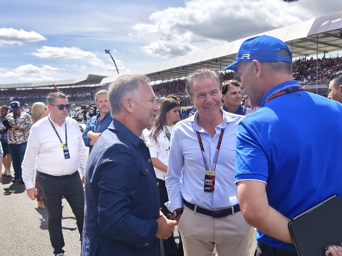 MV33Racing's tweet photo. While Max did not get the chance to meet Horner at Silverstone, his manager Raymond Vermeulen did speak with him.

[📸: @thomasmaheronf1] https://t.co/jm8Vjj9cc9