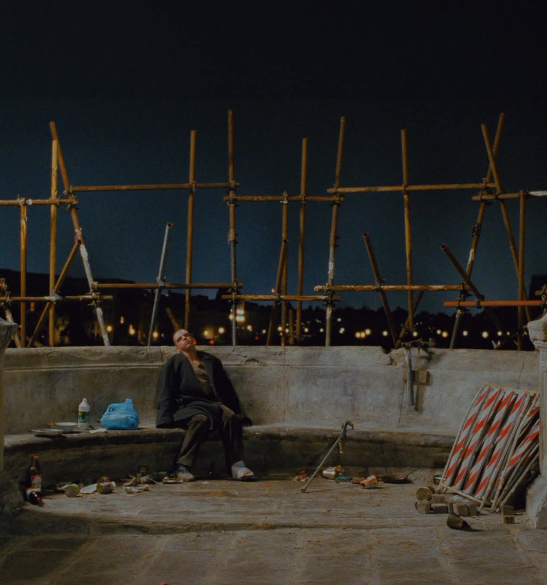 CinePensar's tweet photo. Los amantes de Pont-Neuf (Leos Carax, 1991)

Retrata el amor como una fuerza tanto liberadora como destructiva, creando una atmósfera hipnótica donde la belleza visual roza lo insoportable, y q pocos directores logran capturar
#cine https://t.co/YCorp3ZwYq