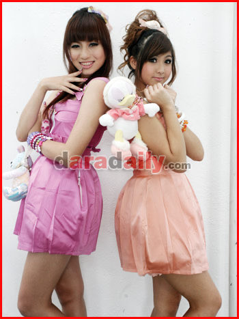 eseuls's tweet photo. found this rlly cute photo of mila &amp; waii im gnna cryyy https://t.co/29P1tiFj1S