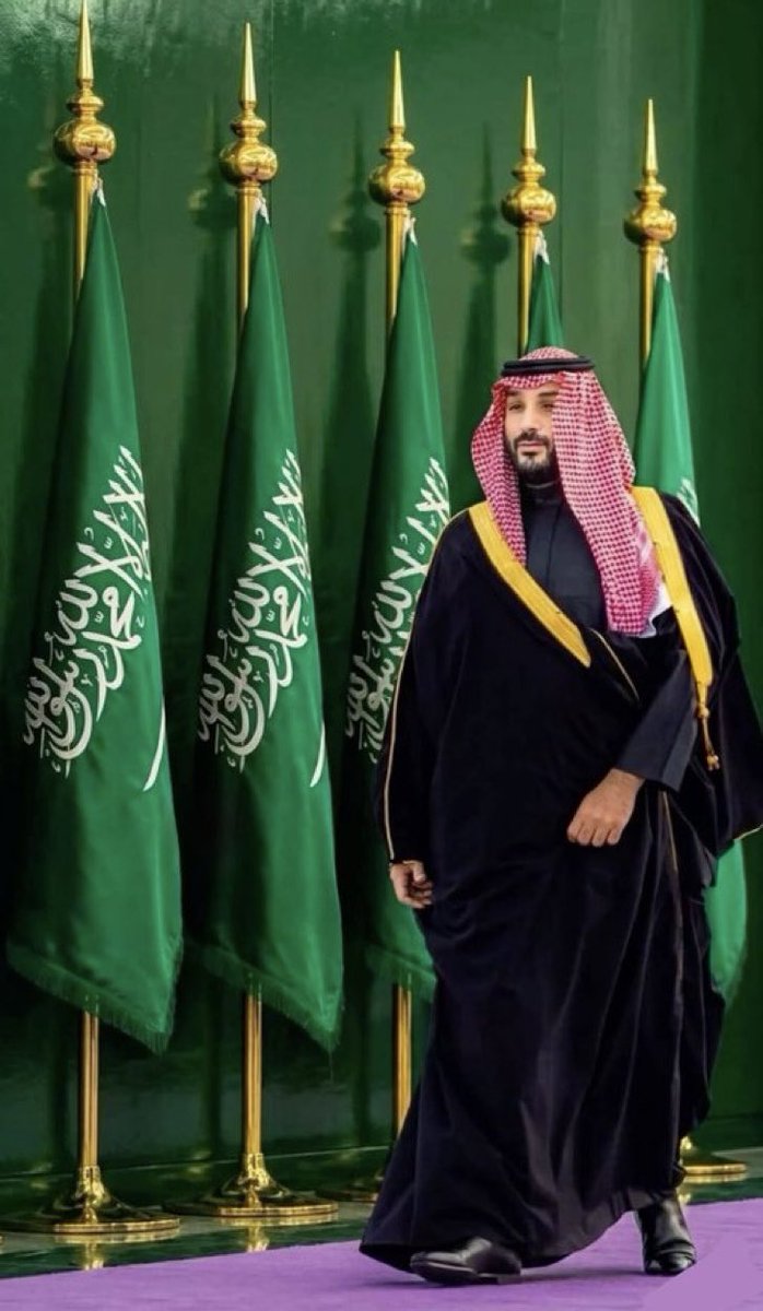 Alshaikh2's tweet photo. السيادةُ ليست شعاراً يُرفع ..
بل قدرةٌ على أن يكون القرارُ نابعاً من إرادتك .. 
لا من إرادةِ غيرك.

وحين تُدارُ الدولُ بمنطقِ السيادةِ أولاً ..
تصبحُ السياسةُ أداةً لحمايةِ المصالح ..
لا لملاحقةِ رضا الآخرين.

لهذا لا يُقرأُ #محمد_بن_سلمان بوصفه رجلاً يقودُ مرحلة ..
بل بوصفه مشروعاً أعادَ تعريفَ معنى الدولةِ الواثقةِ بسيادتها.

#السعودية_العظمى 

🇸🇦✌️🇸🇦