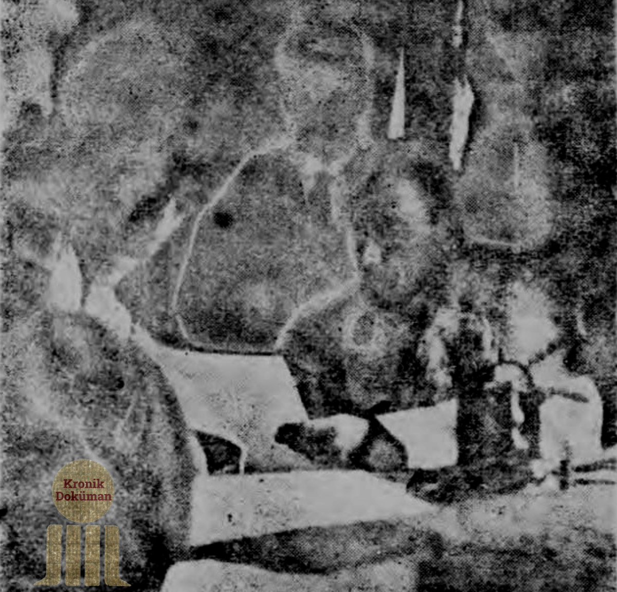 kronikkdokuman's tweet photo. #TarihteBugün
Mustafa Kemal Bey çok sevdiği mübarek askerlik mesleğinden istifa etti. (8 Temmuz 1919)

8 Temmuz gecesi Mustafa Kemal Erzurum Postanesine telgraf başına çağırıldı o an çekilmiş bu fotoğrafta Sultan Vahdettin'e askerlikten istifasını bildirdiği anı göstermektedir. https://t.co/X5XWciHOu4
