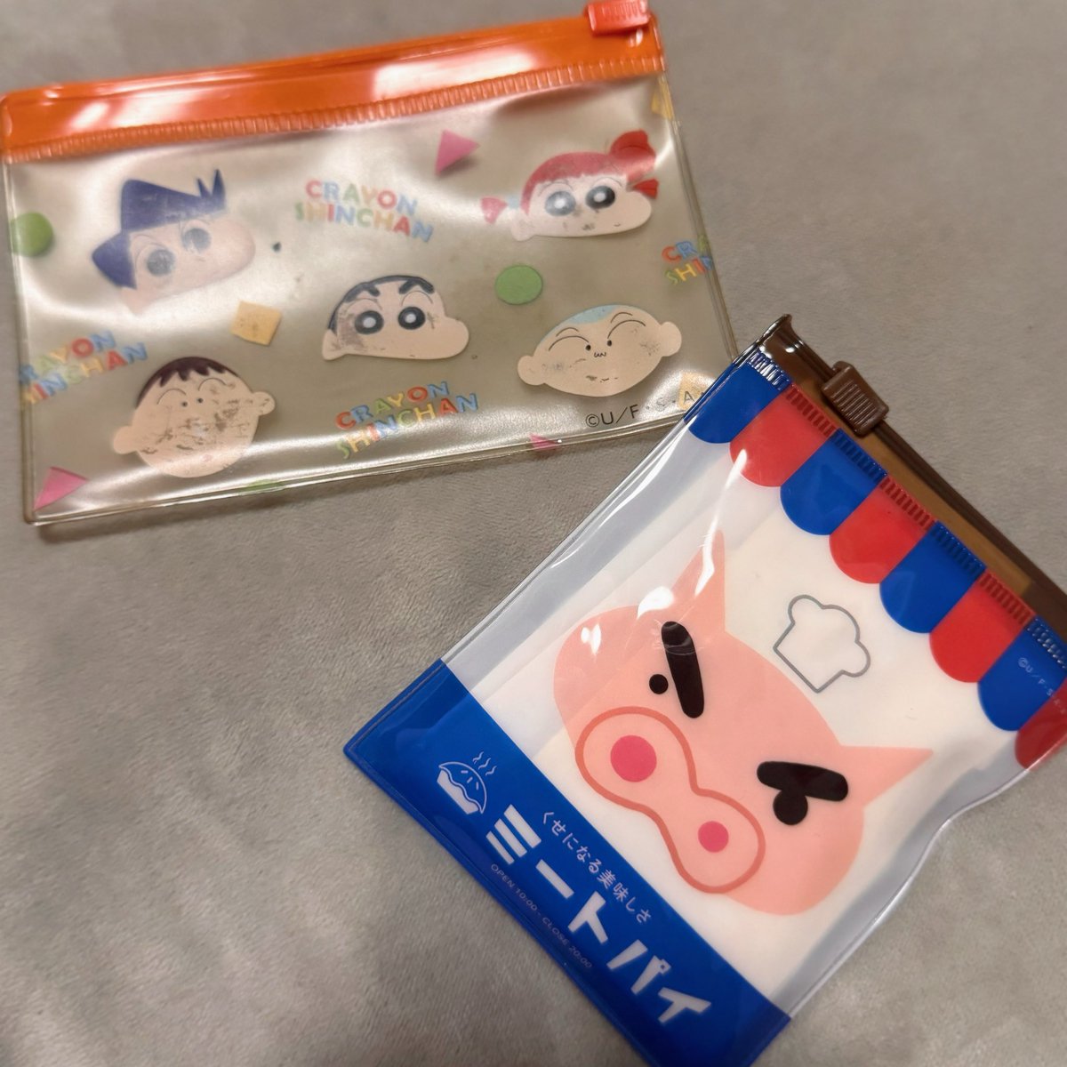 villain07rn's tweet photo. 普段バッグに入れてるクレヨンしんちゃんのお薬ポーチがボロボロになったので2代目購入✌️
これはクリップ入ってたやつなんやけど🖇️
ギリギリ納まった🫢かわいい🐷🩷

このタイプのジッパーポーチ中々ないんよなぁ、 https://t.co/Q3K8buykWe