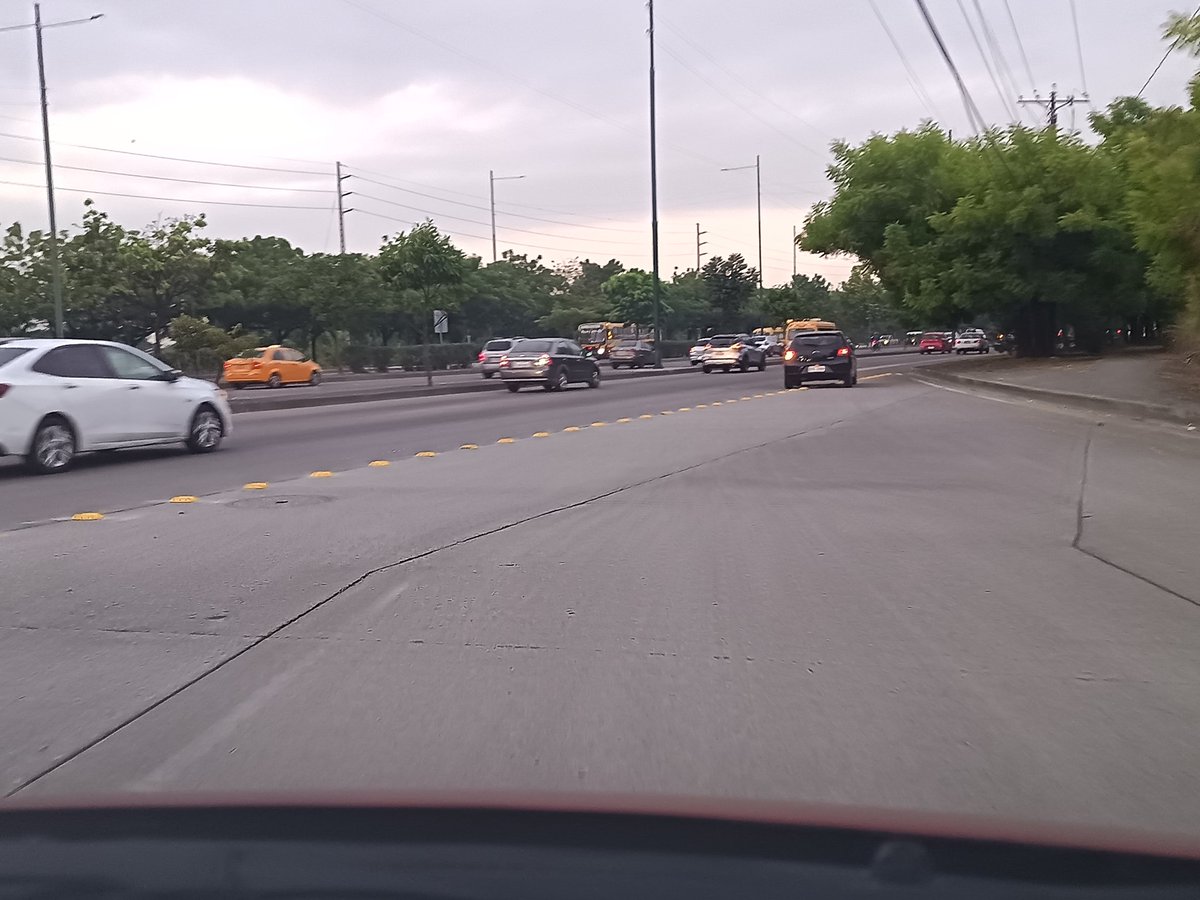 Rapiservi's tweet photo. @taticoronelf Estimada Vicealcaldesa, mire cómo se malgastan los recursos de los guayaquileños, colocaron de manera antitécnica esos divisores de carril a la salida de la vía que da del parque Samanes a la autopista Narcisa de Jesús, se van a dañar los carros y no decir de accidentes que habrá https://t.co/DJvXSAKsrf