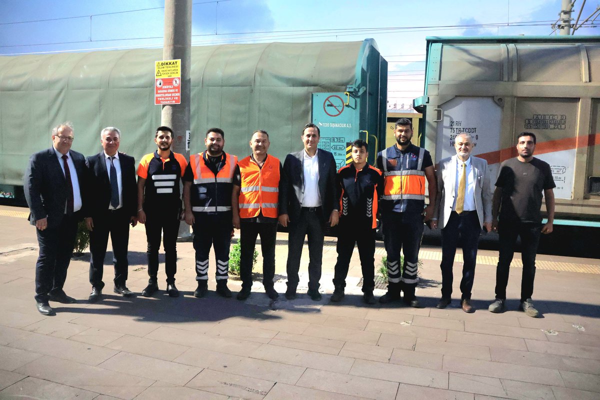 uyalcin_'s tweet photo. Adana Bölge Müdürlüğü saha incelemelerimizi,📍İskenderun Gar, Araç Bakım Atölye Müdürlüğü, Yolcu Şefliği, Lojistik Müdürlüğü ile Payas Lojistik Müdürlüğü ve Vagon Muayene İkmal Şefliğimizi ziyaret ederek tamamladık. Bölgemiz tarafından titizlikle gerçekleştirilen bakım, onarım ve revizyon faaliyetlerine bizzat şahit olduk.

İki gün boyunca yerinde incelediğimiz lojistik merkezler, yük terminalleri, dolum sahaları, garlarımız ve liman bağlantılarımız; Güneydoğu üretimini Akdeniz limanlarına ulaştıran güçlü demiryolu ağının stratejik önemini bir kez daha ortaya koydu.

Başta İskenderun ve Mersin liman bağlantıları olmak üzere bölgedeki lojistik altyapımız, ülkemizin ihracatına kesintisiz katkı sağlarken Türkiye’nin uluslararası taşımacılıktaki rekabet gücünü de artırıyor.

TCDD Taşımacılık olarak üretimi limanlara, limanları dünyaya bağlayan bu güçlü lojistik zinciri daha da büyütmek; Güçlü Türkiye hedefi doğrultusunda demiryolunun stratejik rolünü güçlendirmek için kararlılıkla çalışmaya devam ediyoruz.

#TürkiyeHızlanıyor 🇹🇷