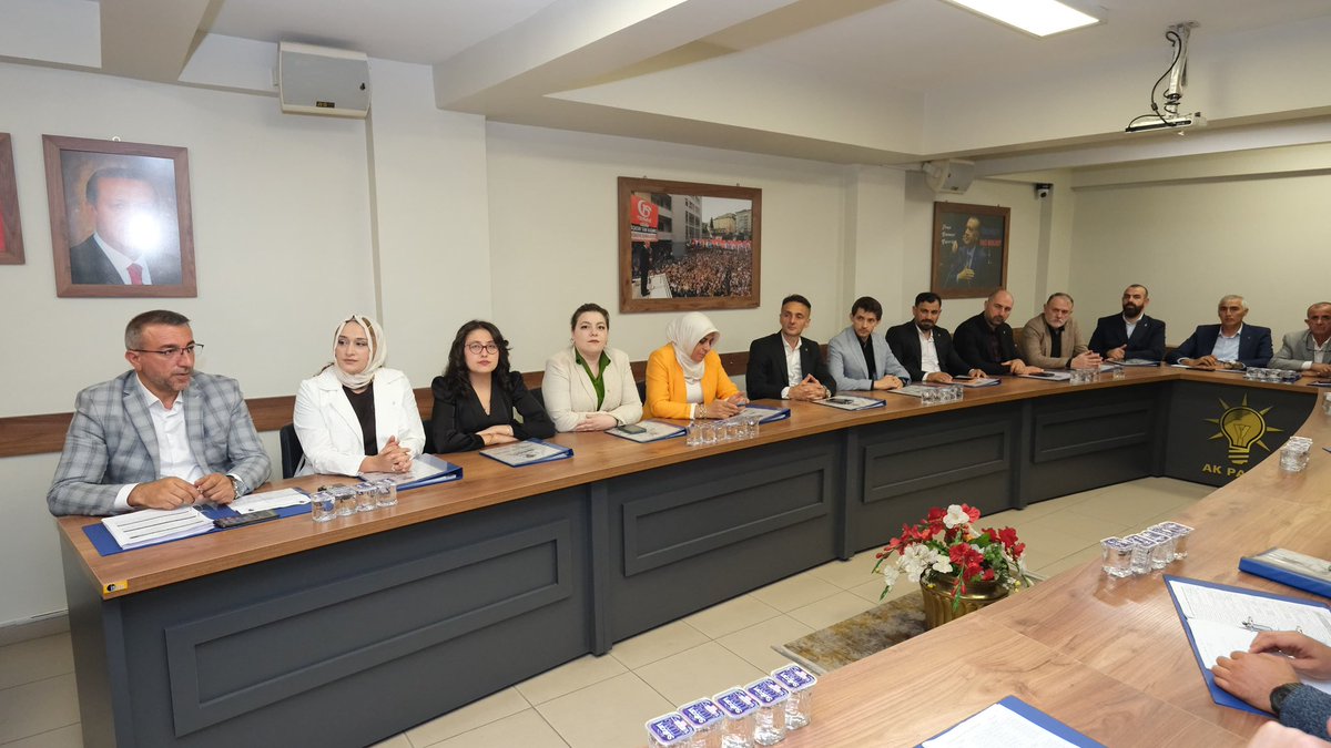 ayhan_salman's tweet photo. AK Parti İnegöl İlçe Başkanlığımızın haftalık olağan yönetim kurulu toplantısında değerli dava arkadaşlarımızla bir araya geldik.

Alınan kararlar İnegöl’ümüze ve Bursa’mıza hayırlı olsun inşallah.

@inegol_akparti https://t.co/dgZPvcpPbj