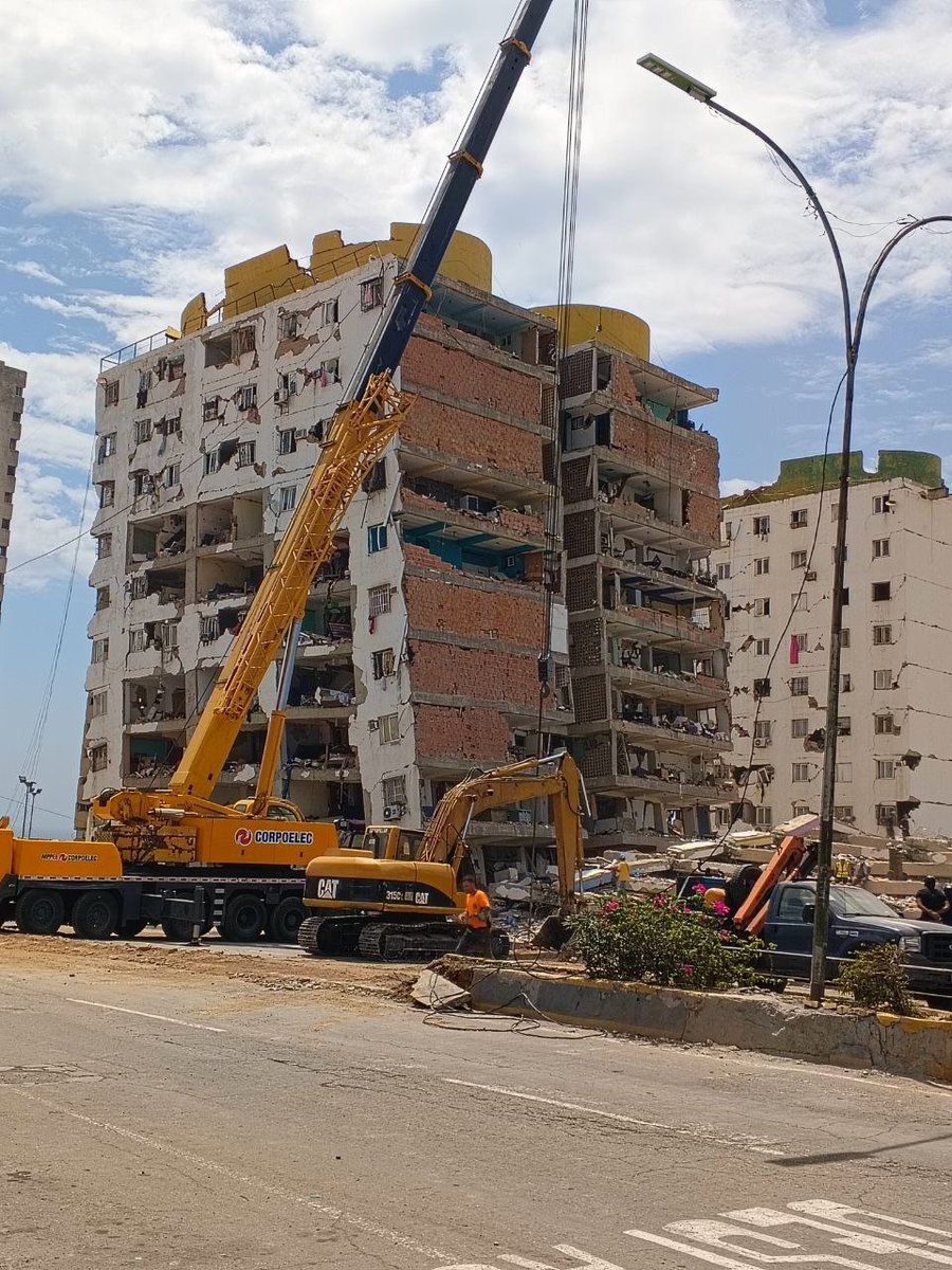 fundacoven's tweet photo. Ayer visitamos nuevamente Catia La Mar para conocer de cerca la situación de las familias afectadas en Playa Grande, escuchar sus necesidades y constatar las problemáticas que aún enfrentan.

Durante el recorrido pudimos evidenciar el nivel de destrucción que dejó el terremoto del 24 de junio, así como la realidad que muchas personas siguen viviendo entre pérdidas, incertidumbre y necesidad de apoyo.

Por respeto a las familias afectadas y a quienes hoy permanecen en campamentos improvisados a plena calle, decidimos no grabar sus rostros en esta oportunidad. Se trata de una comunidad profundamente golpeada, donde las labores de rescate y recuperación de familiares fallecidos aún continúan, y donde el dolor sigue muy presente.
Desde Fundacoven seguimos trabajando con sensibilidad, respeto y compromiso, priorizando siempre la dignidad de las personas afectadas.
Hoy más que nunca, la ayuda sigue siendo necesaria.
La emergencia no termina cuando baja la atención. ❤️
Sigamos acompañando, sigamos ayudando, sigamos llevando esperanza.