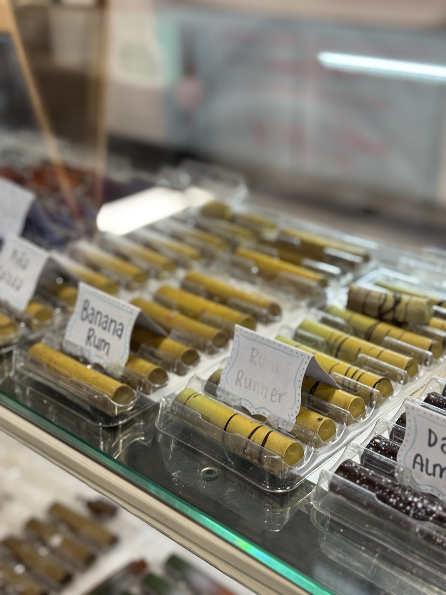 wmaruston's tweet photo. Happy World Chocolate Day! 🍫

Whether you’re craving truffles, chocolate covered fruit, a rich Waterfront Bar, or delicate chocolate macarons, our small businesses have something to satisfy every sweet tooth❤️ https://t.co/4jlpA3zclJ