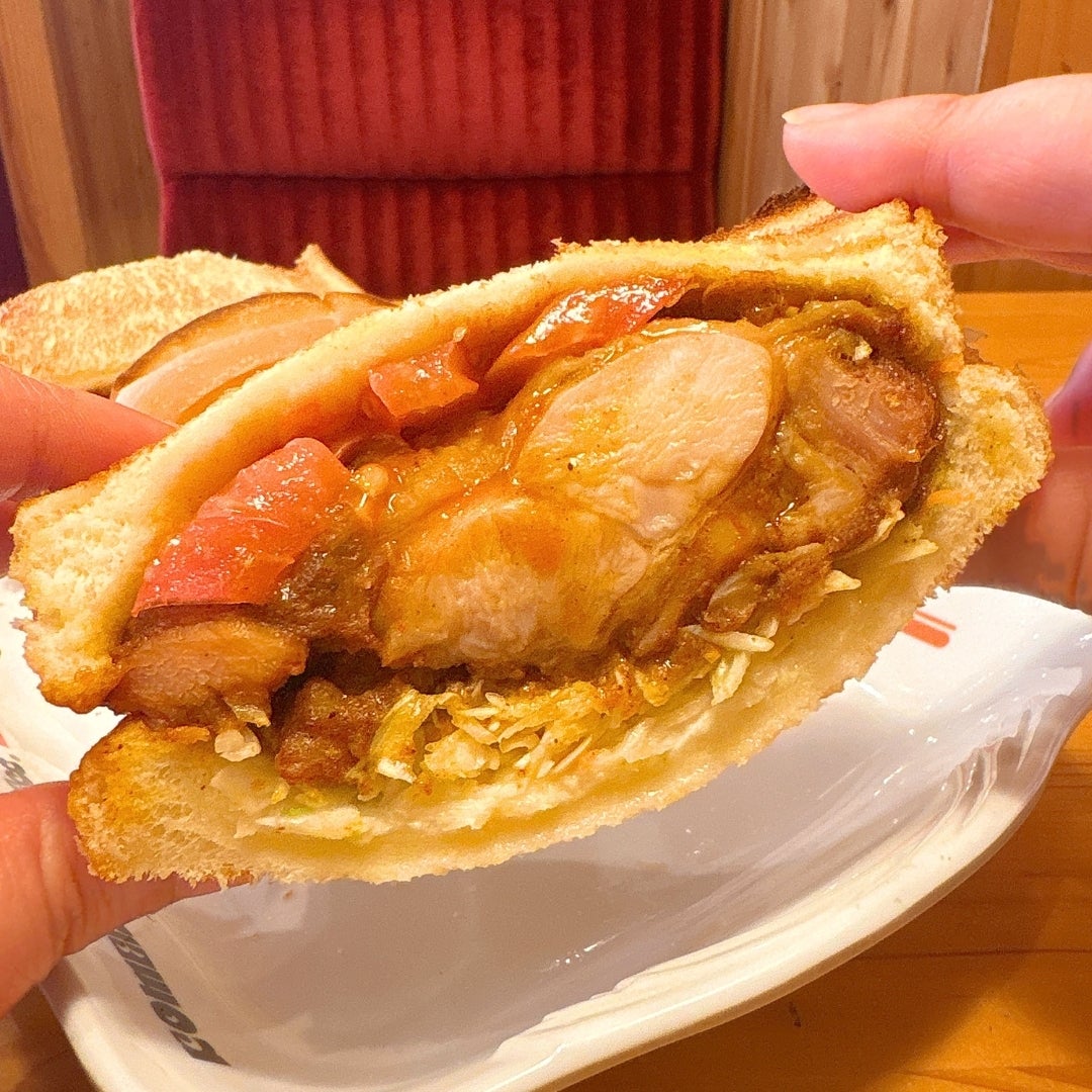 BuzzFeedJapan's tweet photo. 【コメダ珈琲】

再登場で話題！ 期間限定の「タンドリーチキンホットサンド」
肉厚チキンとスパイシーな旨みがたまらない🔥 キャベツやトマトもいいアクセント🍅
ピリ辛好き＆お肉をがっつり食べたい日にぴったり🥪 https://t.co/MFL5oHgC81