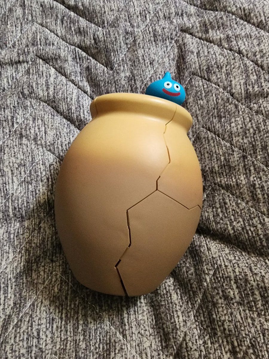 sapporo_aru's tweet photo. 三年間貯め続けたドラクエの壺貯金箱⚱️
入らなくなったので割った(直るやつ)
銀行に預けてまた一からスタートです！
#ドラクエ https://t.co/wffVYmogG8