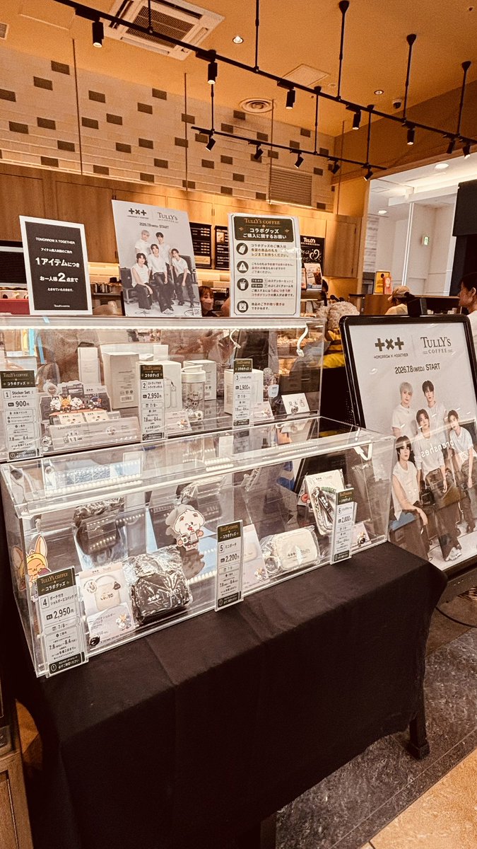 TXTSoomin1205's tweet photo. オープンしてダッシュでタリーズ行ったらもう10人以上並んでた！
無事買えてホッ😆

並んでる時に店員さんと話したら
色んなコラボあったけどTXTさんのが
1番マナーがいいですって言われてたのが嬉しかった😭✨

マンゴーの美味しい😋

#TXT #TOMORROW_X_TOGETHER #タリーズコラボ
＠TXT_bighit_jp https://t.co/5MbD6LB4FK