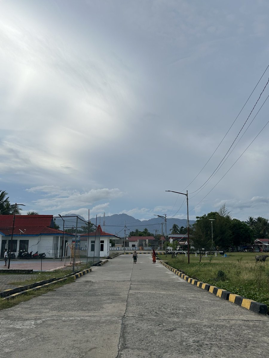 gausahpusing02's tweet photo. depannya gunung, belakang laut. https://t.co/dbnqiCpl6F