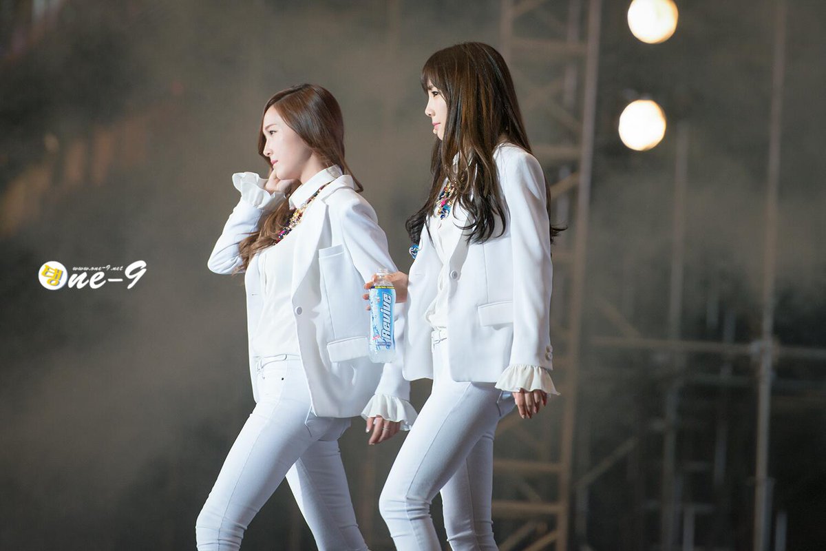 daisyjty's tweet photo. jessica waiting for taeyeon so they could walk together on the stage https://t.co/amwoTRA0C5