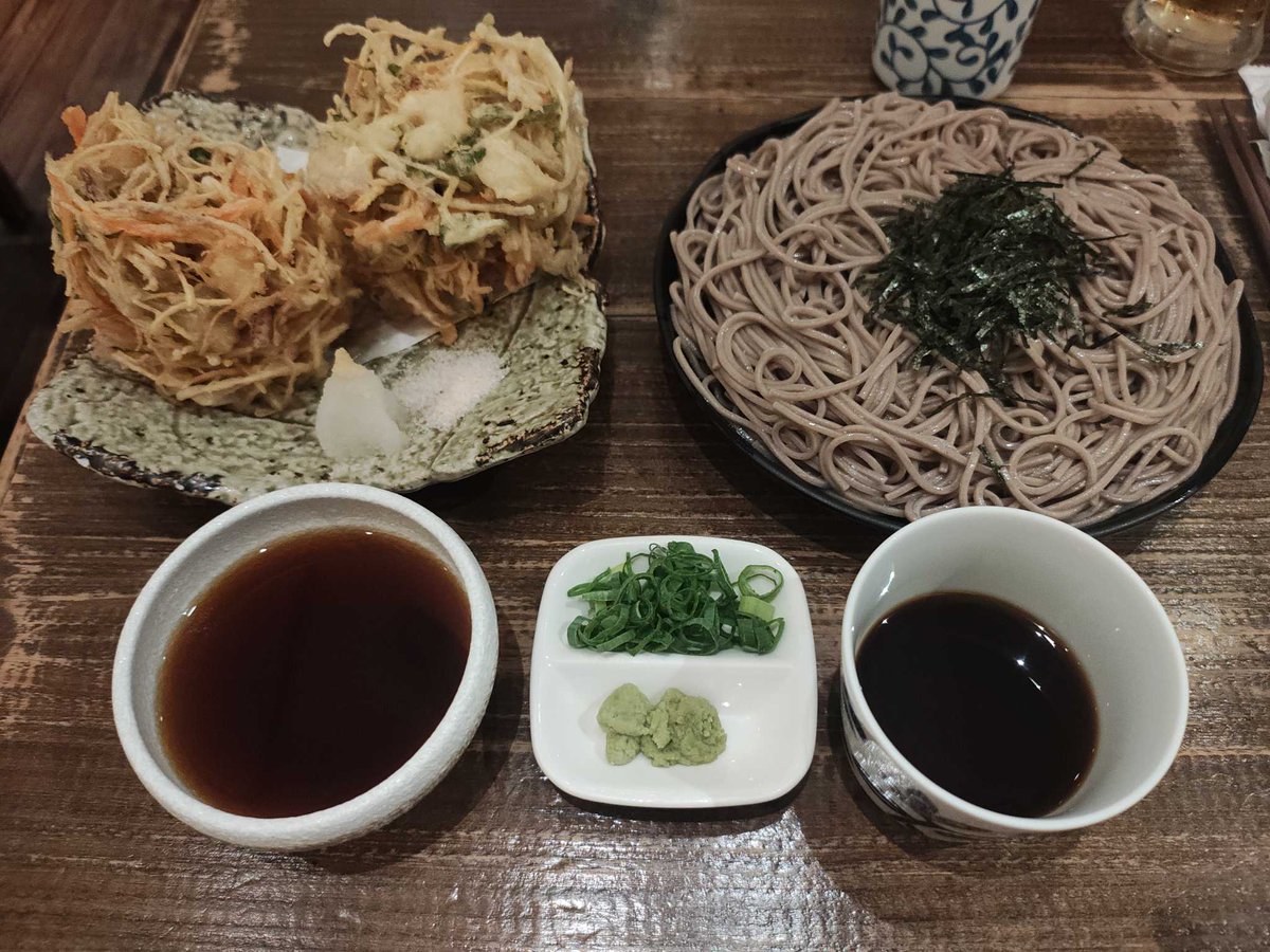 buta1969v2's tweet photo. #路麺そば #二月半 #麺活
台湾・中山のMid-February Soba(二月半)さんで海鮮花��蕎麥麵(沾)、海鮮かき揚げもりそばをいただきました。そばの喉越しも良くつゆも美味い。天ぷらもサクサク。そば湯にそば茶も。盛り付けは少し雑かな。ここがあれば台湾で生きてける。2500円だけど。ごちそうさま https://t.co/qpbkDzuuu0
