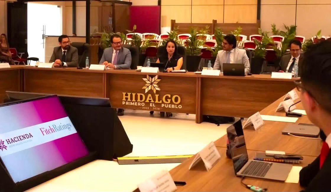 Esther_RamirezV's tweet photo. Junto al equipo de  @Hacienda_Hgo, sostuvimos una reunión de trabajo con analistas de #FitchRatings para compartir el panorama financiero de #Hidalgo y las estrategias que fortalecen las finanzas públicas del estado.

Con la participación de la secretaria de Turismo, @LizQuintanarG y representantes de @Sedeco_Hgo y de @OficialiaMa, presentamos los principales indicadores económicos y financieros, así como las perspectivas para la entidad.

Bajo el liderazgo del gobernador, @juliomenchaca_, impulsamos una política hacendaria responsable, basada en la disciplina financiera y la transparencia, demostrando que, gobernar también es administrar bien los recursos. 

#HaciendaHidalgo #EstherRamírez