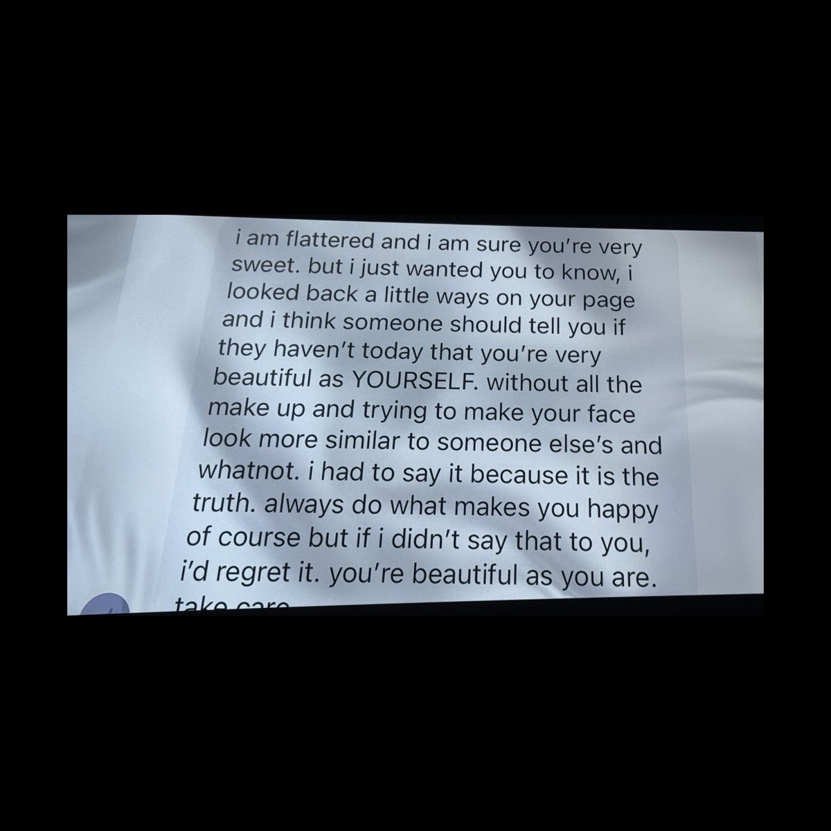 arianagrandebr's tweet photo. GENTE? Paige Niemann revelou mensagem que recebeu de Ariana Grande:

"Tenho certeza que você é muito gentil. Mas eu só queria que você soubesse: olhei um pouco as suas fotos antigas e acho que alguém deveria te dizer... você é muito bonita do jeito que VOCÊ é. Sem toda a maquiagem e sem tentar deixar seu rosto parecido com o de outra pessoa e tal.

Eu tinha que dizer isso porque é a verdade. Sempre faça o que te deixa feliz, claro, mas se eu não te dissesse isso, eu me arrependeria. Você é linda do jeito que é, se cuida."