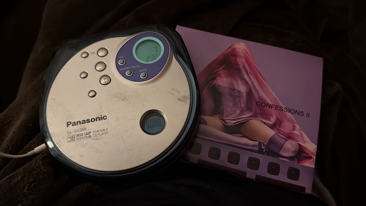 DJMAKEMEWETTT's tweet photo. confessions ll streamings are now https://t.co/3h5NOxCGHL