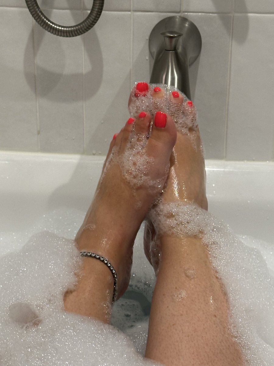 daddyzgingerhex's tweet photo. Perfect way to end the night 🫧🛁
#footfetısh #bubblebath #footporn #pinktoes https://t.co/lQTaopNKEH