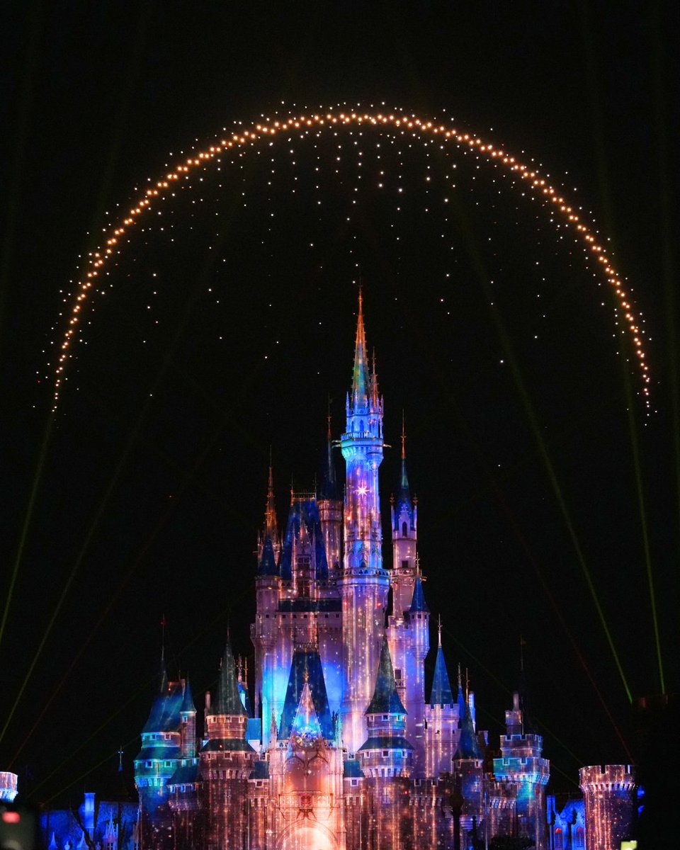 castel_tw's tweet photo. 話題の新演出が加わった
『Reach for the Stars』の追加パート🌉🌟✨
実際に鑑賞してきました！💫

待望のドローン演出やレーザーが織りなす
感動のフィナーレ🙌💛🙌

この約5分間でショーがようやく
「完成」を迎えた瞬間を
写真たっぷりで徹底レポート✨

👇鑑賞レポ&ガイド👇
https://t.co/bctRmorj20