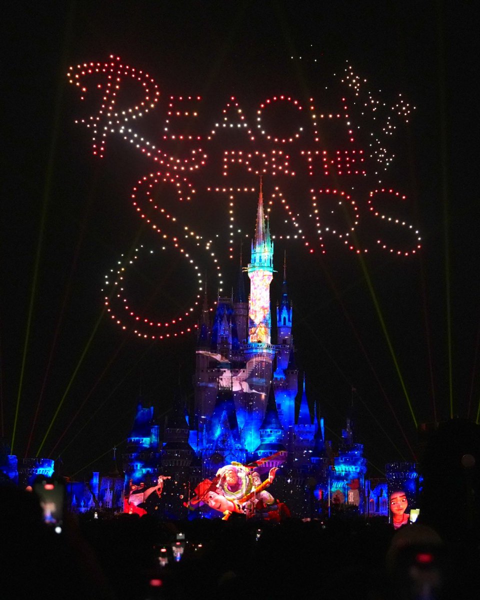 castel_tw's tweet photo. 話題の新演出が加わった
『Reach for the Stars』の追加パート🌉🌟✨
実際に鑑賞してきました！💫

待望のドローン演出やレーザーが織りなす
感動のフィナーレ🙌💛🙌

この約5分間でショーがようやく
「完成」を迎えた瞬間を
写真たっぷりで徹底レポート✨

👇鑑賞レポ&ガイド👇
https://t.co/bctRmorj20