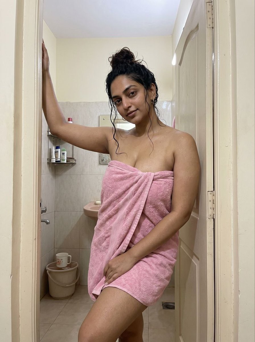 Jeevithameow's tweet photo. Mallu thighs + wet glow + pink towel = dangerous combination 🔥

Good Morning https://t.co/6JzEofS0Mn