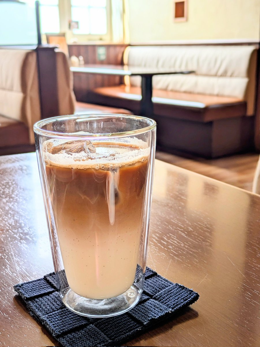 aron_tarou's tweet photo. ちょっと仕事だったから終わったついでにカフェ休憩
普段ブラックだけど、アイスコーヒーはオレとかラテにしがち https://t.co/rsxmB2teoT