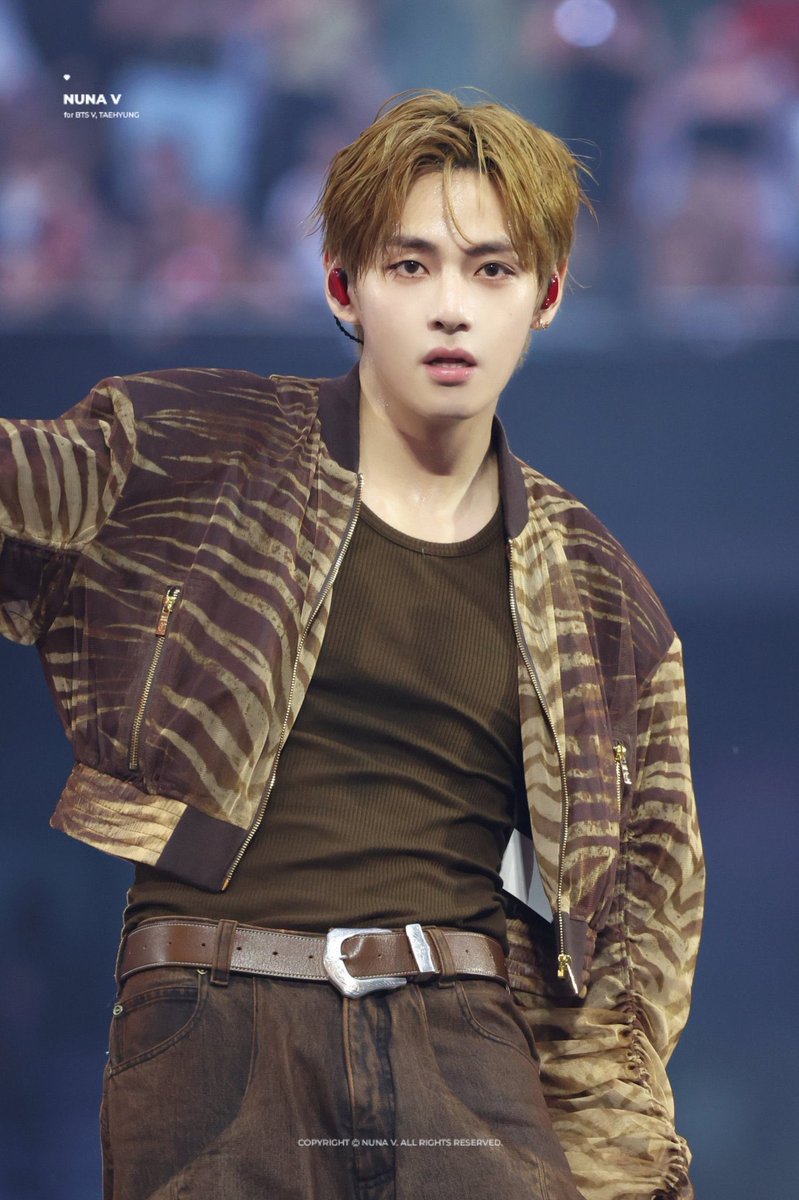 HolyZk's tweet photo. 260707 BTS WORLD TOUR 'ARIRANG' IN LONDON DAY2 

#태형 #뷔 #TAEHYUNG #V https://t.co/DumnfLlOfN