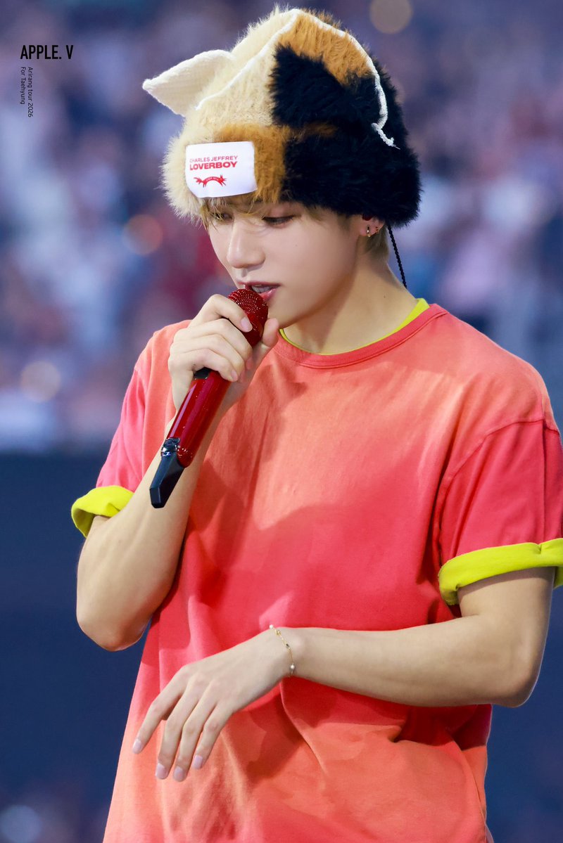 HolyZk's tweet photo. 260707 BTS WORLD TOUR 'ARIRANG' IN LONDON DAY2 (2)

#태형 #뷔 #TAEHYUNG #V https://t.co/zELxvpgFnx