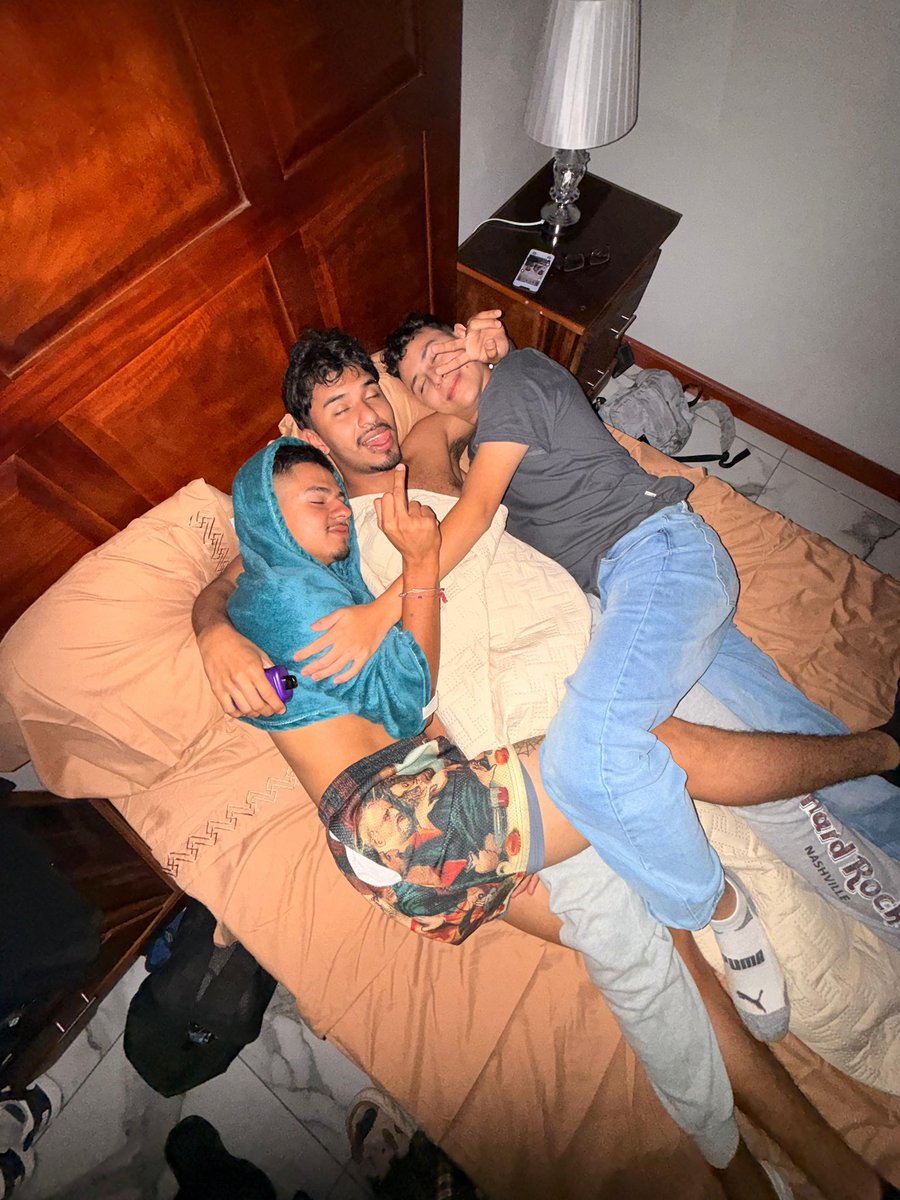 Katherinereyees's tweet photo. Que feliz soy con mi círculo de compañeros en este momento 😂❤️ https://t.co/P5QoU78nDH