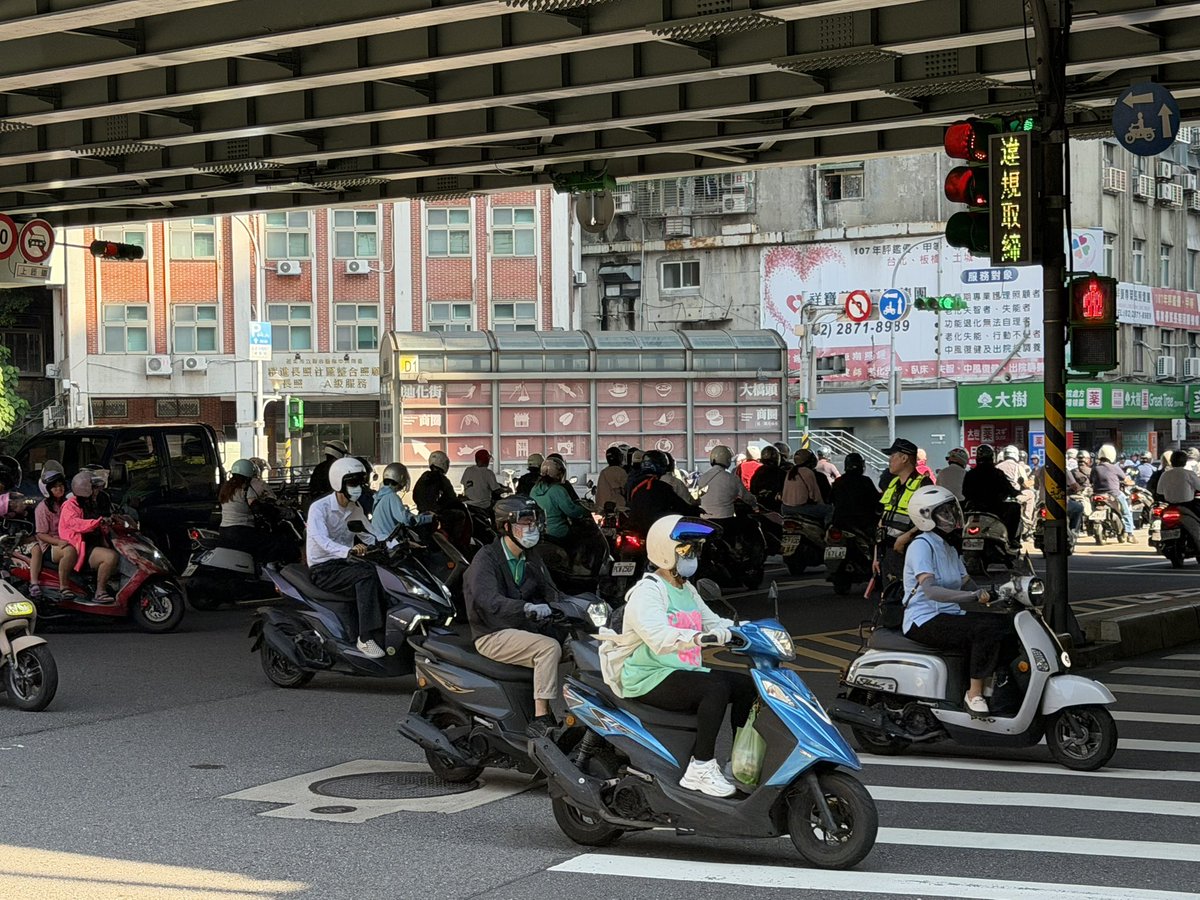tokyodegu's tweet photo. シン・ウォーリーをさがせ！難易度★★★★☆
台北橋朝8時、バイクの滝。
夜1時くらいに寝て、6時半起床。朝のさんぽしました。本日もご安全に🛵💨 https://t.co/iDiJhAJtuF