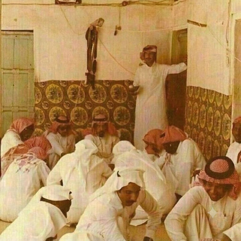 majed_almhl's tweet photo. أعتقد اللي لحقوا على هذه الوقفة 
اصغر واحد فيهم اليوم عمره خمسين سنة https://t.co/jdIgiJw5x4