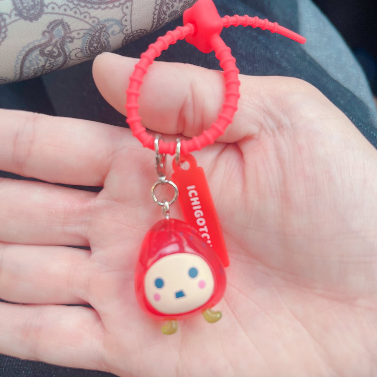 worksong85's tweet photo. コンビニ来たら見つけて可愛いから1個買ってみたんだけど、北海道･栃木･群馬限定なんだ!!
いちごっち出たよ🍓
可愛いね🥰 https://t.co/0PPrRW3qdO