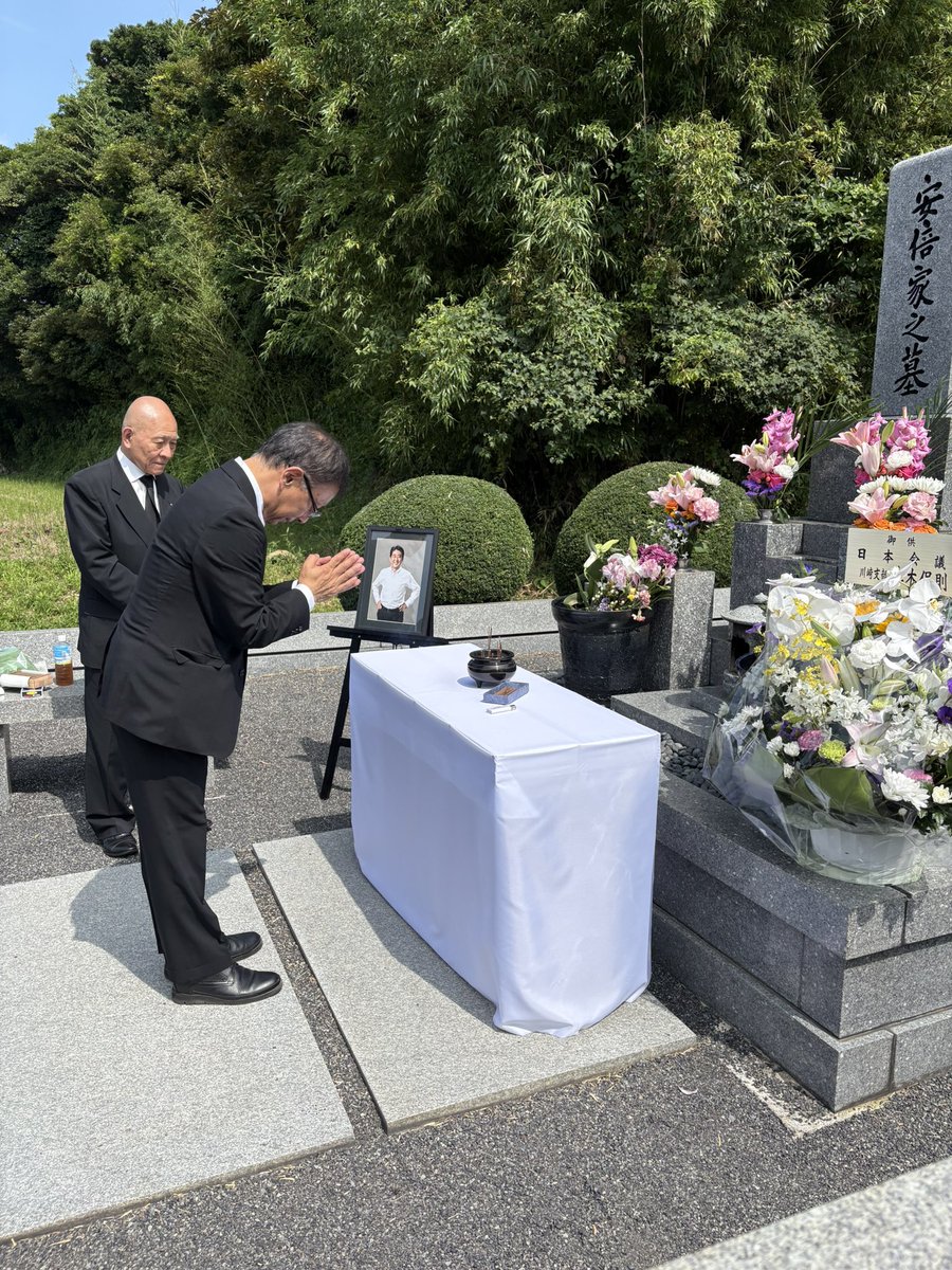 KojiHirai6's tweet photo. 今日は、安倍晋三元総理のご命日です。4年前のあの日、事件の知らせを受けた時の衝撃は今も鮮明に記憶しています。本日、ご縁をいただき、皆さんと山口県長門市にある安倍家のお墓をお参りする機会を得ました。安倍元総理のご冥福を心よりお祈りするとともに、このような機会をいただけたことに深く感謝いたします。