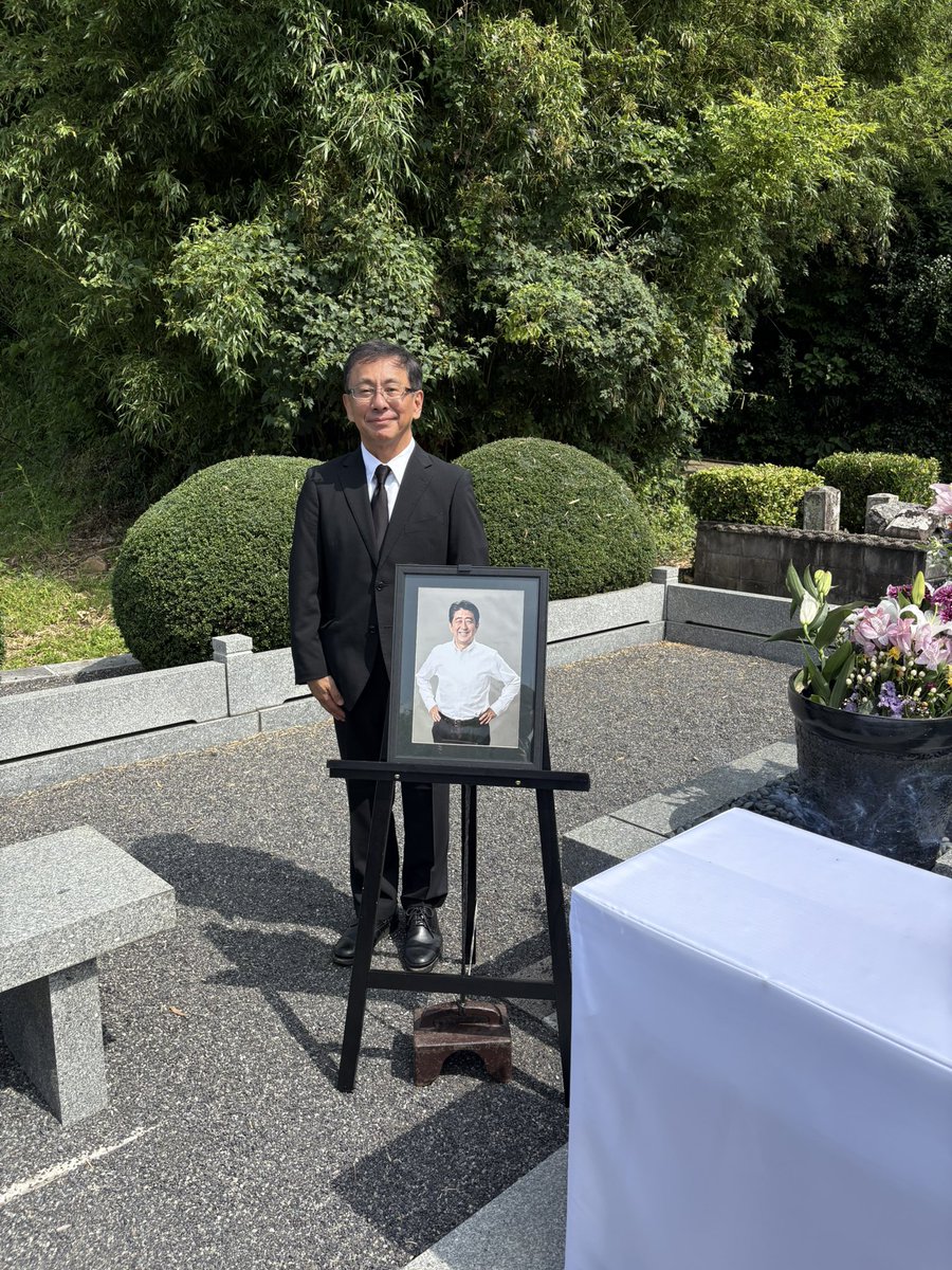 KojiHirai6's tweet photo. 今日は、安倍晋三元総理のご命日です。4年前のあの日、事件の知らせを受けた時の衝撃は今も鮮明に記憶しています。本日、ご縁をいただき、皆さんと山口県長門市にある安倍家のお墓をお参りする機会を得ました。安倍元総理のご冥福を心よりお祈りするとともに、このような機会をいただけたことに深く感謝いたします。
