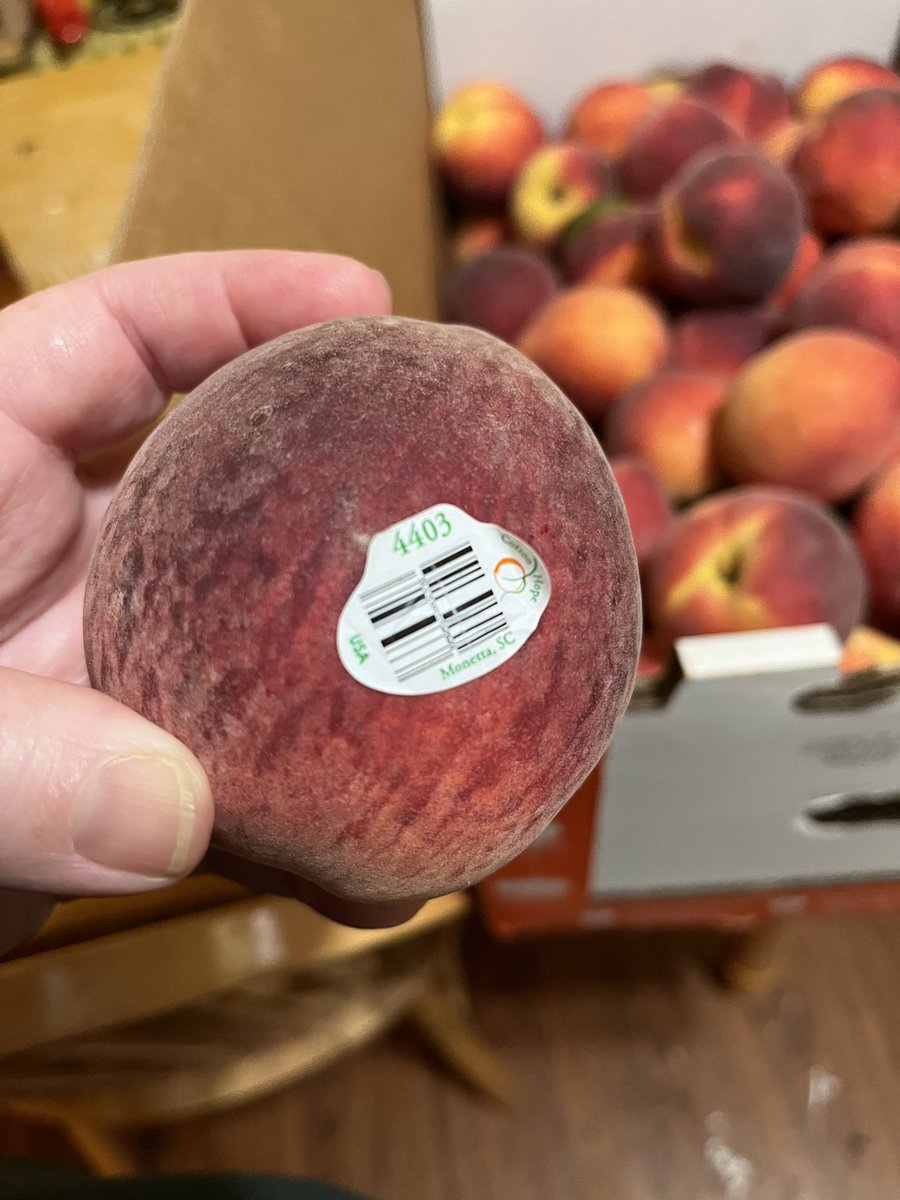 Schef24's tweet photo. @ThePeachTruck why did one of my peaches I picked up in Colonie, NY today have a grocery store sticker on it? https://t.co/IPRqZ55mc3