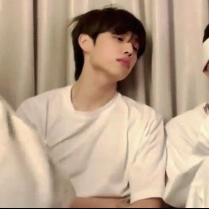doudreamoflove's tweet photo. 2. 핸드폰을 내려놓고 뭐 하는지 슬쩍 본다 https://t.co/7INOU5PwWC