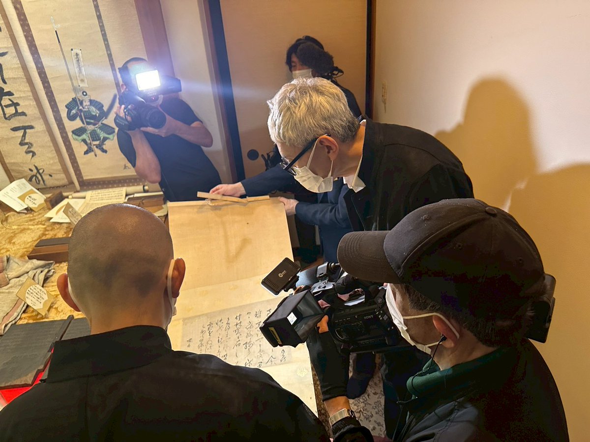 tx_ikegami's tweet photo. ＢＳテレ東　7月14日(火)夜7時～
池上彰と歩く謎解き日本地図

◆豊臣秀吉ゆかりの常泉寺で本邦初公開のお宝が！
秀吉が親しい知人あてに書いたとされる書を見せてもらうことに！そこに書いてあったこととは？ https://t.co/aL79A9m7Mb