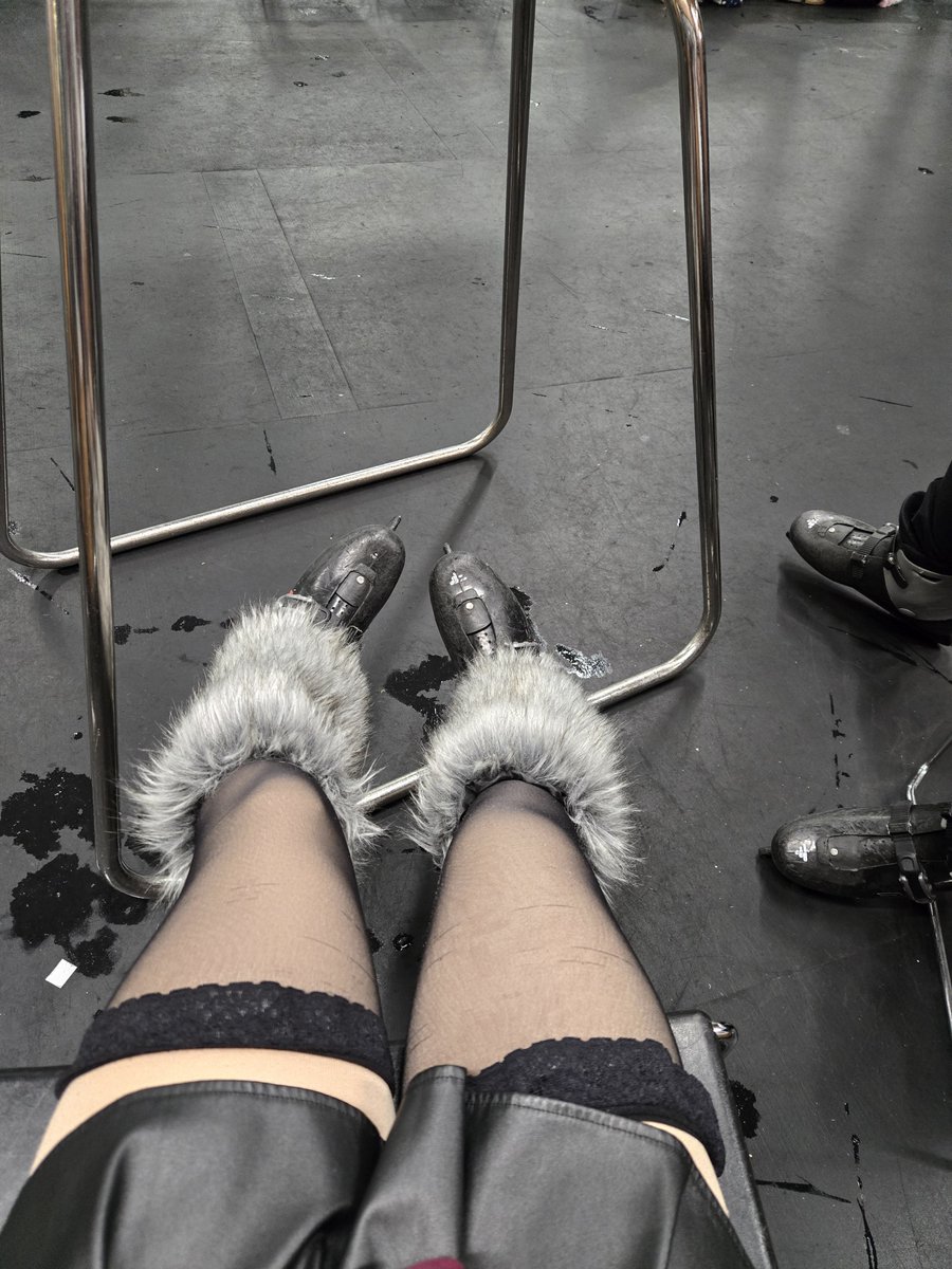 Lumanatt's tweet photo. Just a wee bit cold~

I WENT ICE SKATING FOR THE FIRST TIME AND DIDNT FALL GUYS ! 🗣

#Popmart #iceskating https://t.co/RhHp56JnVx