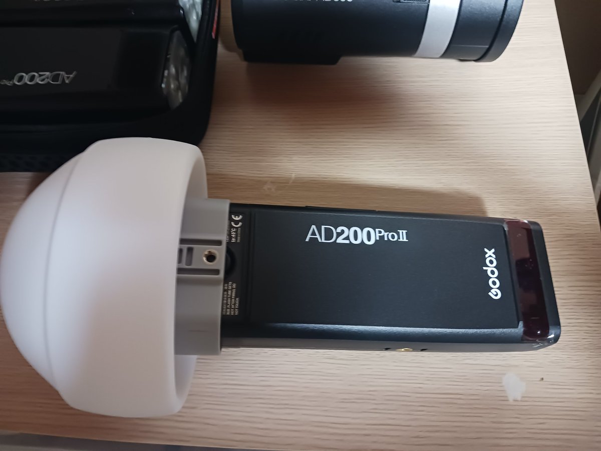 youssann2's tweet photo. デヒューザ-が届きました。
早速ストロボにセットしてみました。直射に比べて光りがかなり柔らかくなりそうです。
#Godox
#MLCD15 https://t.co/NQeBcqcTqg