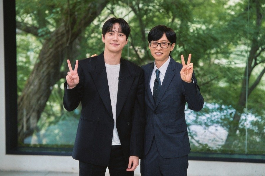 jjun_flower's tweet photo. 입대 D-13 이준영 “롤러코스터 탄 기분”(유퀴즈)
https://t.co/a9BEYXg6q3

배우 이준영이 군 입대를 앞두고 아이돌에서 배우로 전향하며 겪었던 상처부터 입대를 앞둔 솔직한 심경까지 털어놓는다.

8일 밤 8시 45분 방송되는 tvN ‘유 퀴즈 온 더 블럭’ 350회 ‘라스트 댄스’ 특집에는 입대를 13일 앞둔 이준영이 출연해 데뷔 이후의 이야기를 전한다.

이준영은 입대 전 마지막 예능으로 ‘유 퀴즈 온 더 블럭’을 선택한 이유와 함께 “롤러코스터를 탄 기분”이라며 군 입대를 앞둔 심경을 고백한다. 기승전 군대 이야기로 이어지는 현실적인 고민과 유쾌한 입담도 함께 공개한다.

최근 드라마 ‘신입사원 강회장’에서 20대 청년의 몸에 들어간 70대 회장을 연기하며 호평을 받은 이준영은 손현주와의 높은 싱크로율을 완성하기 위해 준비했던 과정도 들려준다. 내향적인 성격에도 촬영 현장에서 먼저 다가가기 위해 노력했던 이야기도 공개한다.

연습생 시절 유재석과 처음 만났던 인연도 전한다. 그는 당시 유재석을 보며 “나도 저런 어른이 돼야겠다”고 다짐했던 순간을 떠올린다.

그룹 유키스에 합류했던 시절부터 배우로 자리 잡기까지의 과정도 솔직하게 털어놓는다. 기존 멤버들을 따라가기 위해 혹독한 연습을 이어갔던 시간과 연기를 새로운 도전으로 선택한 계기, 생계를 위해 아르바이트를 하며 버텼던 시절, 100번이 넘는 오디션에서 탈락하고도 포기하지 않았던 이유를 공개한다.

특히 배우 활동을 시작했을 당시 “피해 주지 말고 돌아가라”는 말을 들으며 상처받았던 경험도 고백한다. 아이돌 출신이라는 이유로 편견 어린 시선을 마주해야 했던 시간과 이를 이겨내기 위해 버텨온 과정이 진솔하게 전해질 예정이다.

이준영의 반전 면모도 공개된다. 과거 음주운전 차량을 약 1시간 추격한 끝에 경찰에 인계했던 일화와 가족을 향한 애틋한 마음도 함께 소개된다.

이준영의 입대 전 마지막 이야기와 무대는 8일 방송되는 ‘유 퀴즈 온 더 블럭’에서 확인할 수 있다.