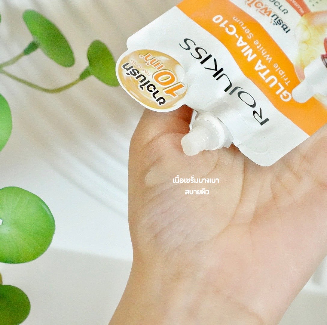 falapitha's tweet photo. ช่วงนี้ลองใช้ ROJUKISS GLUTA NIA-C10 Triple White Serum แล้วรู้สึกว่าเป็นอีกตัวที่น่าบอกต่อมาก 🧡 เขารวม 3 ส่วนผสมเด่นไว้ในซองเดียว ทั้ง 10X Glutathione, Niacinamide และ Vitamin C Liposome ใช้แล้วช่วยให้ผิวดูกระจ่างใส จากผิวหมองคล้ำดูใสขึ้นมาก แล้วยังช่วยเติมความชุ่มชื้นให้ผิวดูอิ่มฟู ตัวเนื้อเซรั่มบางเบา ซึมไว ไม่เหนียวเหนอะ ทาแล้วสบายผิวมาก ใช้ได้ทุกวัน หาซื้อง่ายมาก มีขายที่ 7-11 ใครกำลังมองหาเซรั่มซองดี ๆ ราคาน่ารัก ต้องลองตัวนี้เลย ✨
#โรจูคิส #Rojukiss #ครีมซองเซเว่น