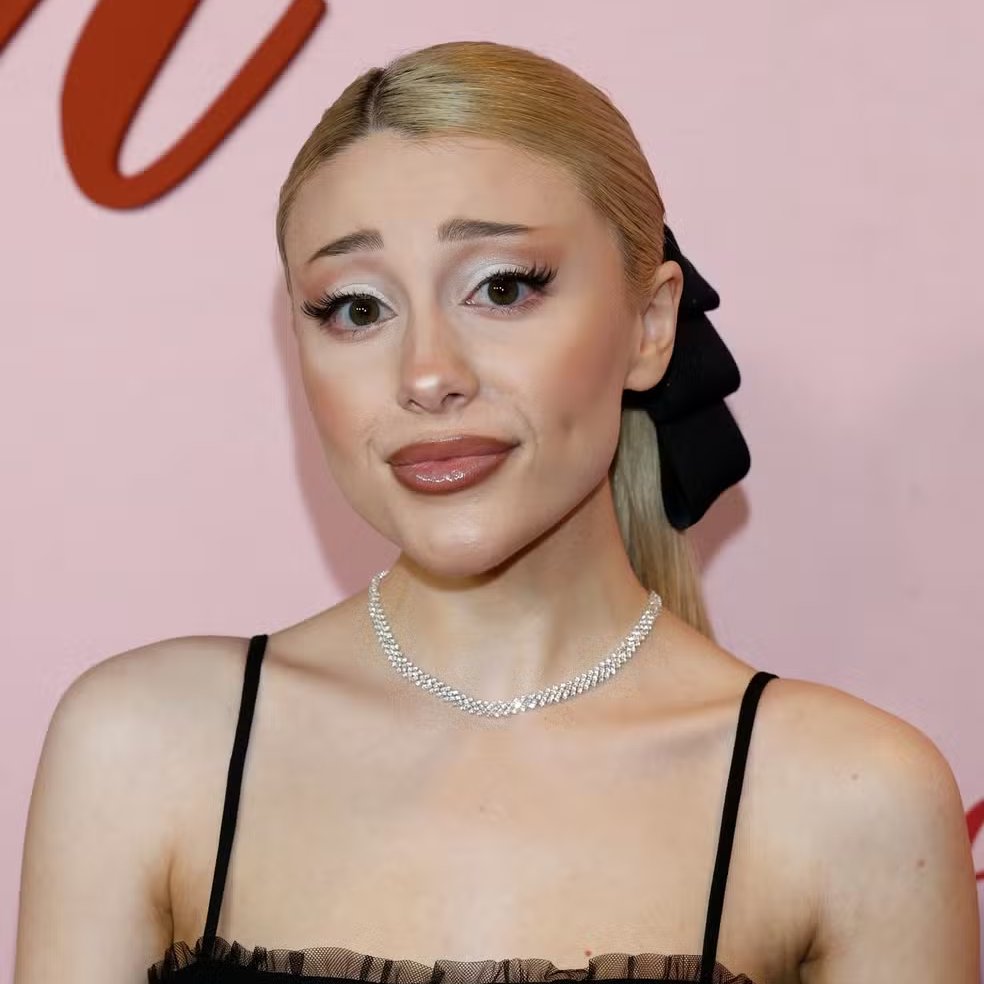 poptime's tweet photo. Paige Niemann, sósia da Ariana Grande, revela que a cantora lhe enviou uma DM pedindo gentilmente pra ela tentar ser 'ela mesma':

“estou lisonjeada e tenho certeza de que você é muito doce. mas eu só queria que você soubesse, olhei um pouco para trás na sua página e acho que alguém deveria te dizer, se ainda não disseram hoje, que você é muito linda como VOCÊ MESMA. sem toda essa maquiagem e tentando fazer seu rosto parecer mais parecido com o de outra pessoa e tal. eu tive que dizer isso porque é a verdade. sempre faça o que te faz feliz, claro, mas se eu não dissesse isso para você, eu me arrependeria. você é linda do jeito que é. cuide-se”

Detalhe: ela não parou.