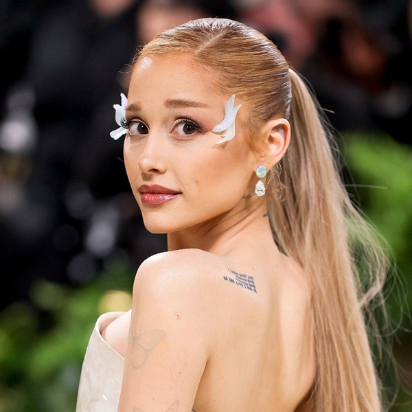 poptime's tweet photo. Paige Niemann, sósia da Ariana Grande, revela que a cantora lhe enviou uma DM pedindo gentilmente pra ela tentar ser 'ela mesma':

“estou lisonjeada e tenho certeza de que você é muito doce. mas eu só queria que você soubesse, olhei um pouco para trás na sua página e acho que alguém deveria te dizer, se ainda não disseram hoje, que você é muito linda como VOCÊ MESMA. sem toda essa maquiagem e tentando fazer seu rosto parecer mais parecido com o de outra pessoa e tal. eu tive que dizer isso porque é a verdade. sempre faça o que te faz feliz, claro, mas se eu não dissesse isso para você, eu me arrependeria. você é linda do jeito que é. cuide-se”

Detalhe: ela não parou.