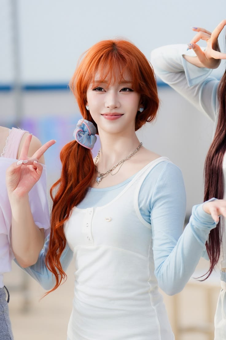 fleurssum's tweet photo. with bangs                           without bangs https://t.co/9JtfqGSB7d